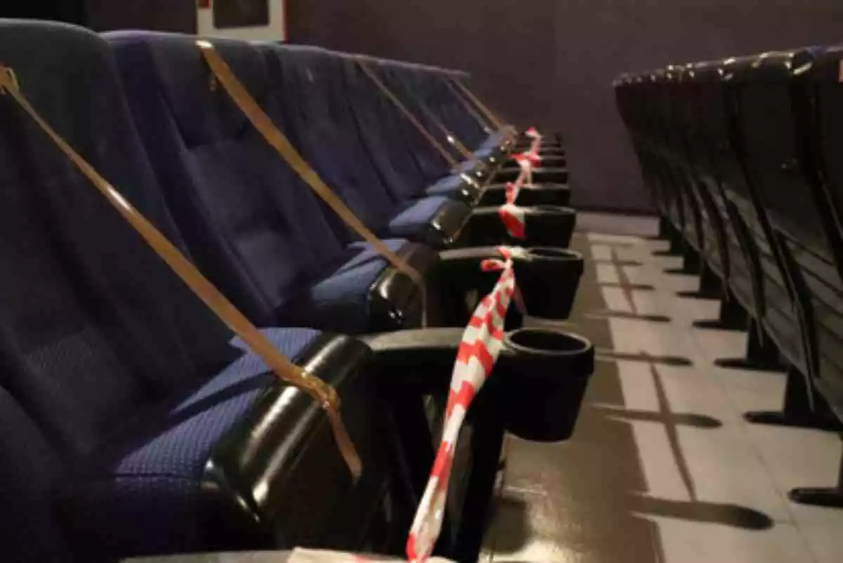 Una sala de cinema amb tots els seients buits pel coronavirus