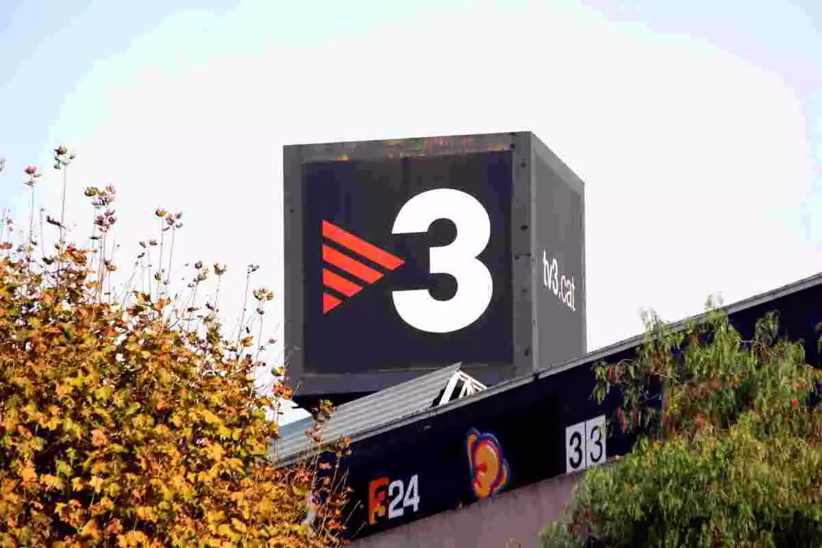 Logotip de TV3 situat al sostre dels estudis de TVC a Sant Joan Despí