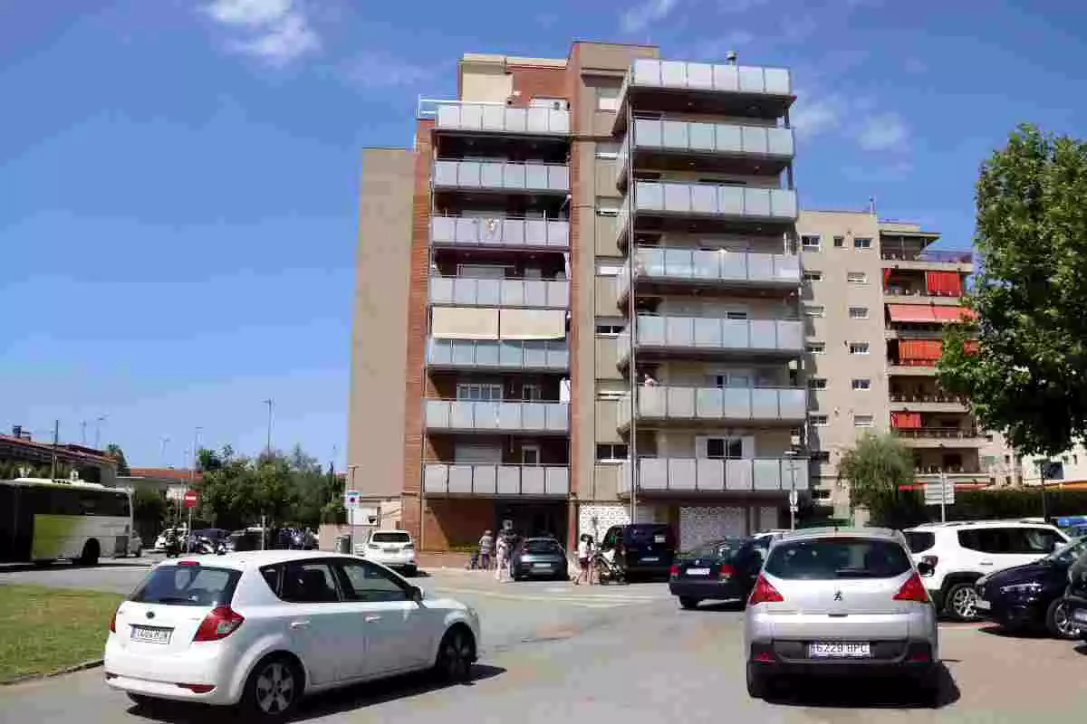 Pla general del bloc de pisos de Premià de Mar on un grup de veïns va atacar un pis okupat per joves immigrants