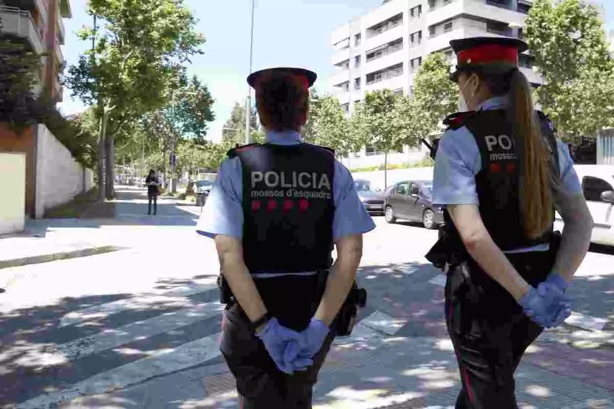 Imatge d'una parella d'agents dels Mossos d'Esquadra fent patrullatge pels carrers de Lleida. Imatge del 19 de maig de 2020.