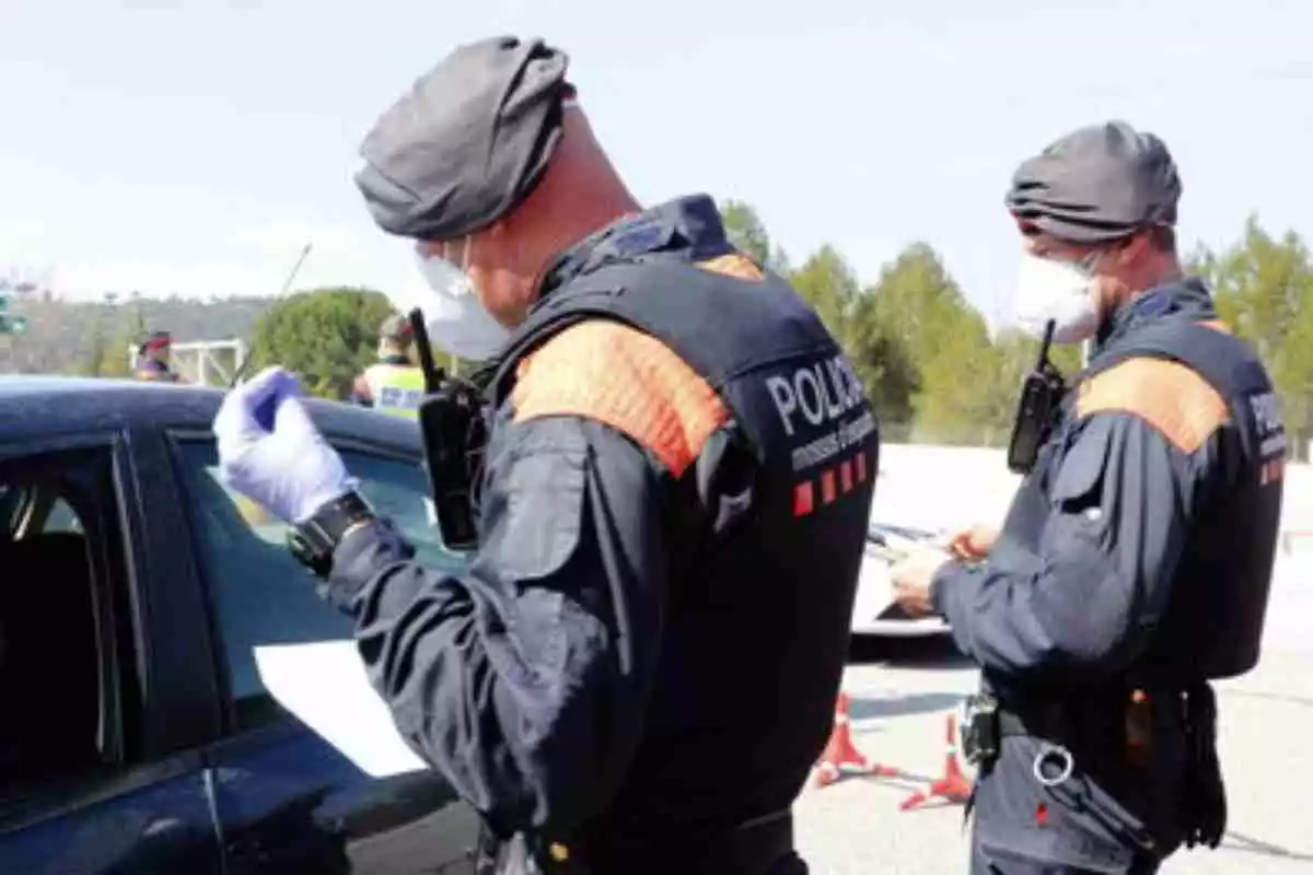 Dos agents dels Mossos d'Esquadra en un control policial