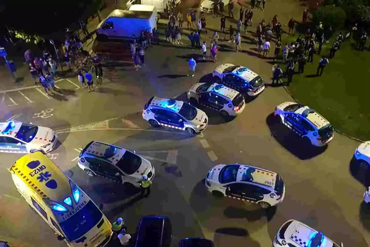 Diversos vehicles policials i d'emergències a la zona de Premià de Mar on s'ha produït l'atac