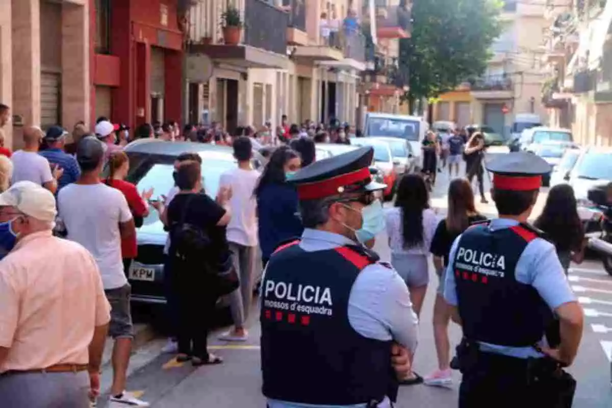Dos agents dels Mossos d'Esquadra durant una protesta a Mataró
