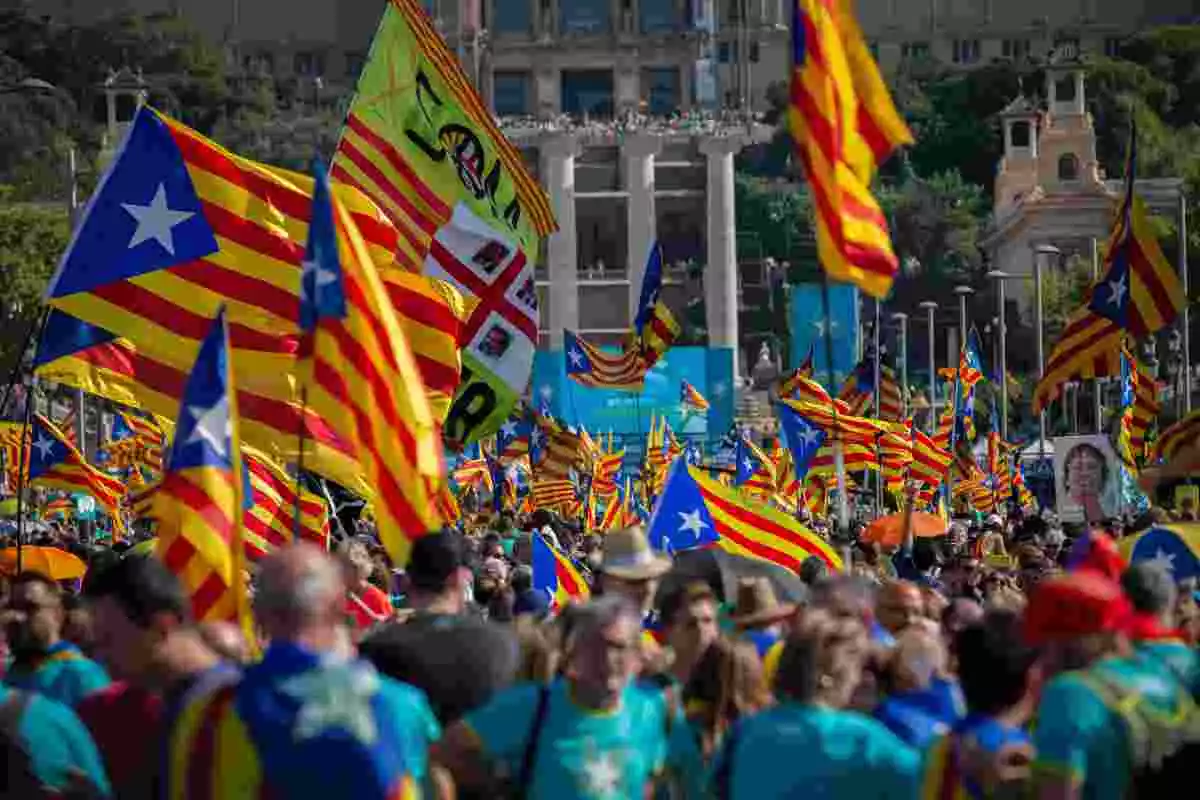 Centenars de persones es manifesten amb l'estelada durant la diada de Catalunya del 2019 a Barcelona