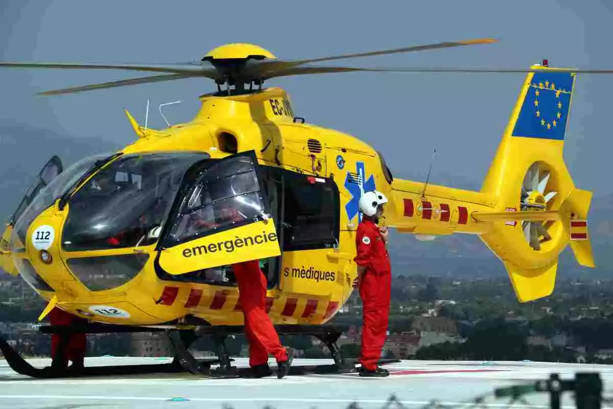 Pla general dels pilots baixant de l'helicòpter del Sistema d'Emergències Mèdiques (SEM)