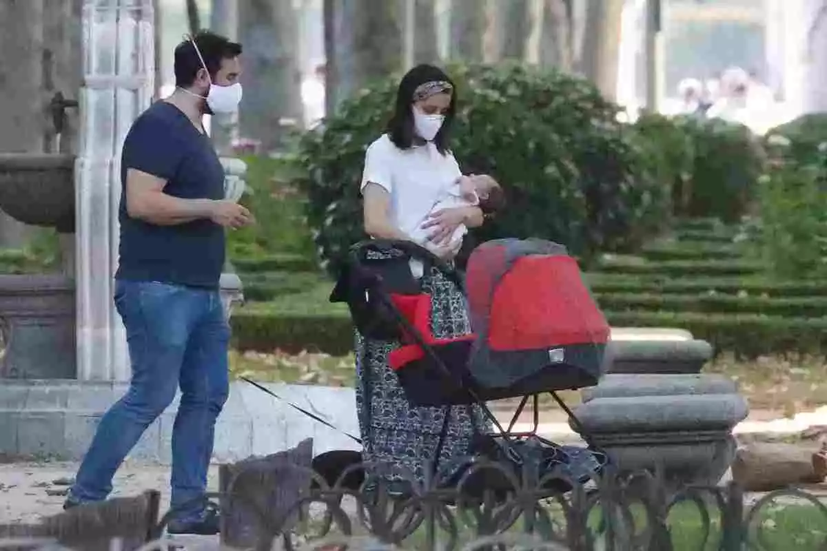 Inés Arrimadas i la seva parella, passejant amb el nadó
