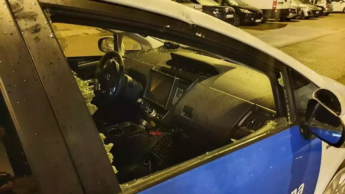 Imatge del robatori a un cotxe patrulla de la Guàrdia Urbana de Barcelona