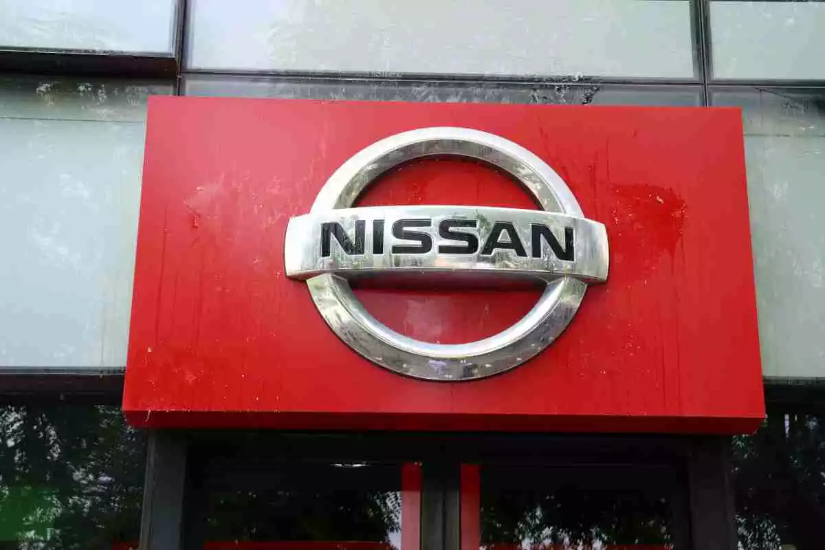 Porta d'un concessionari de Nissan