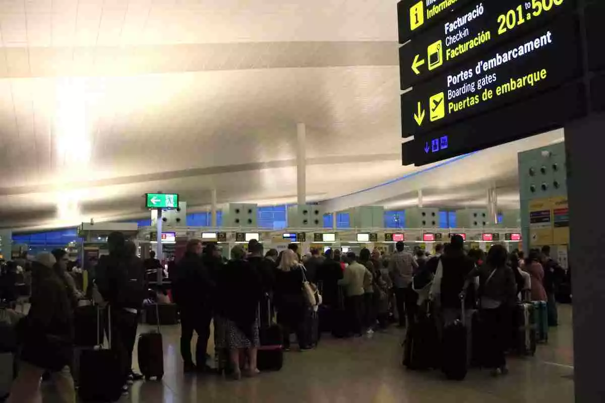 Cua de viatgers esperant per embarcar a l'aeroport del Prat