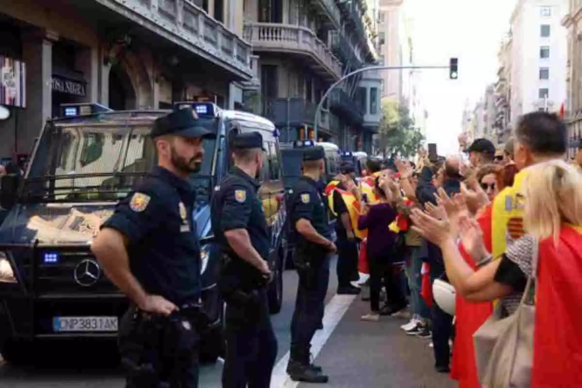 Agents antidisturbis de la Policia Nacional aplaudida a Via Laietana
