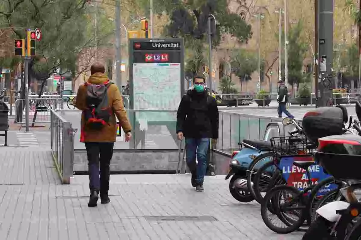 Dues persones a Barcelona sortint del metro