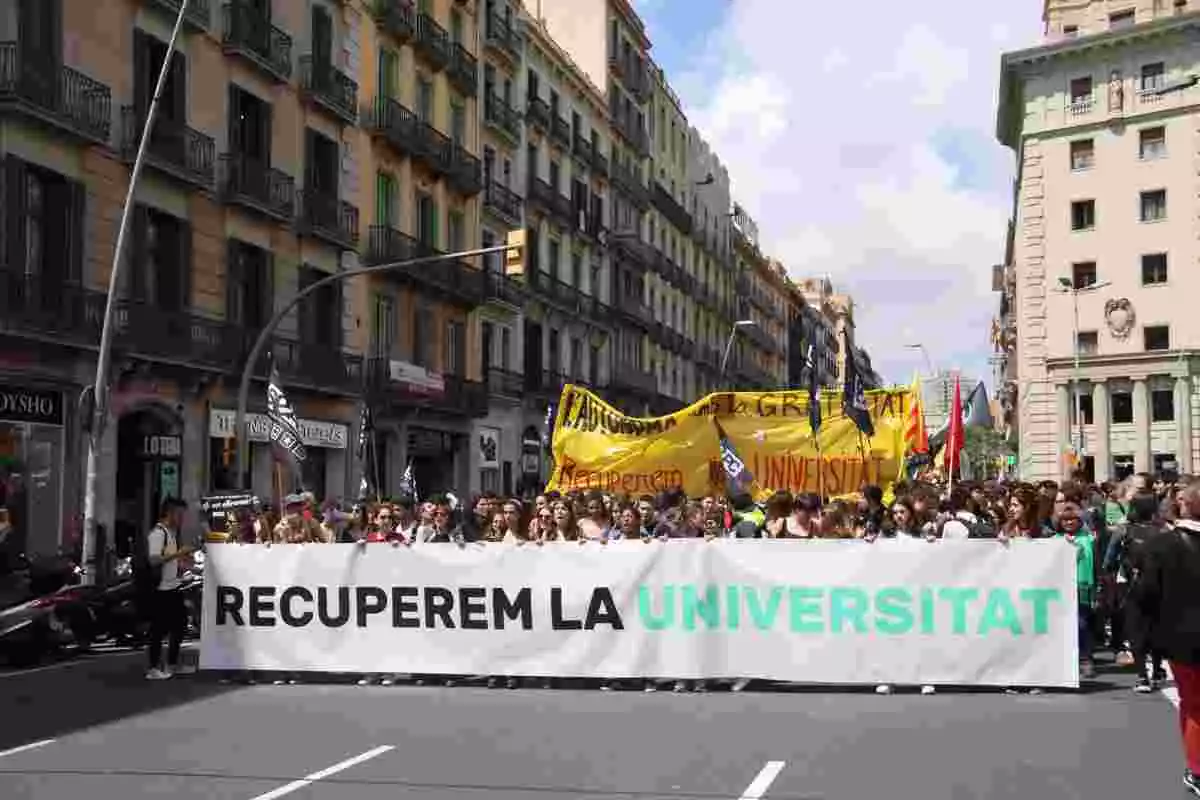 Imatge d'una manifestació d'estudiants pel Centre de Barcelona per reclamar la rebaixa de les taxes universitàries. Publicada el 9 de maig del 2019