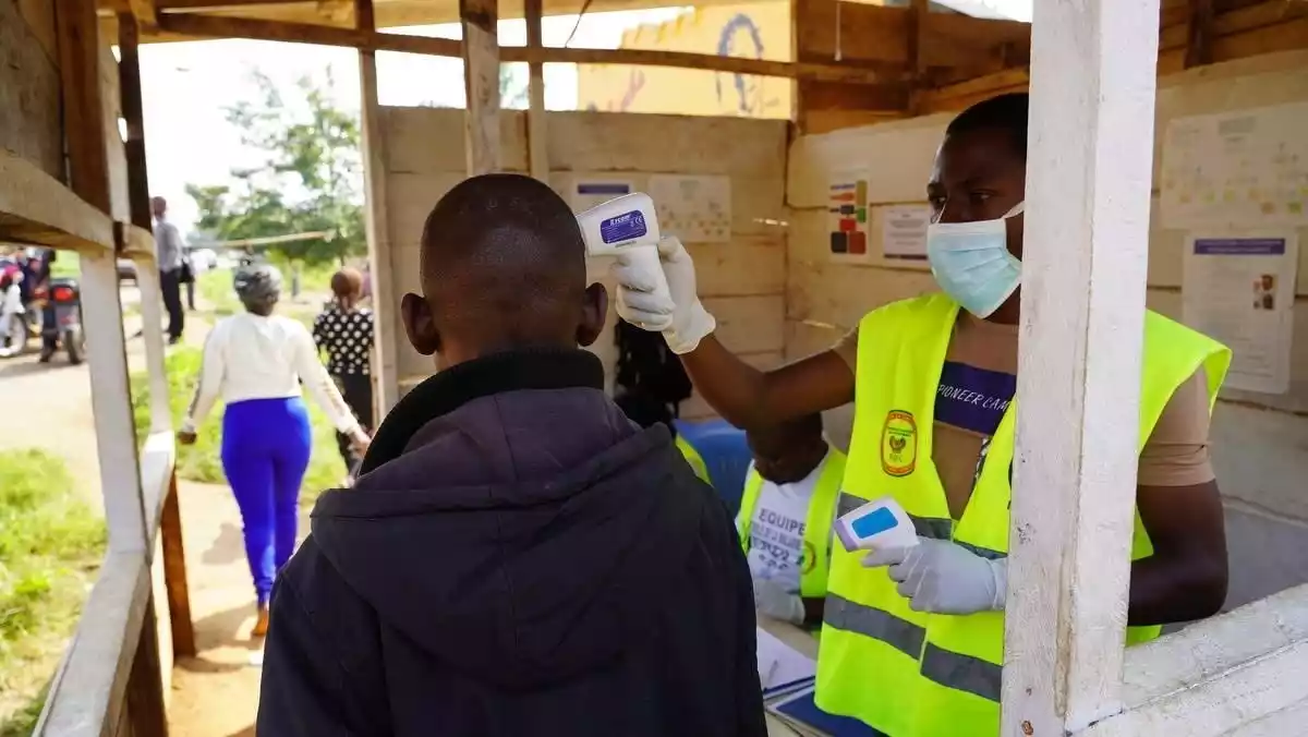 Un home controlant la temperatura d'un altre per detectar possibles casos d'Ebola al Congo el 31 de juliol del 2019