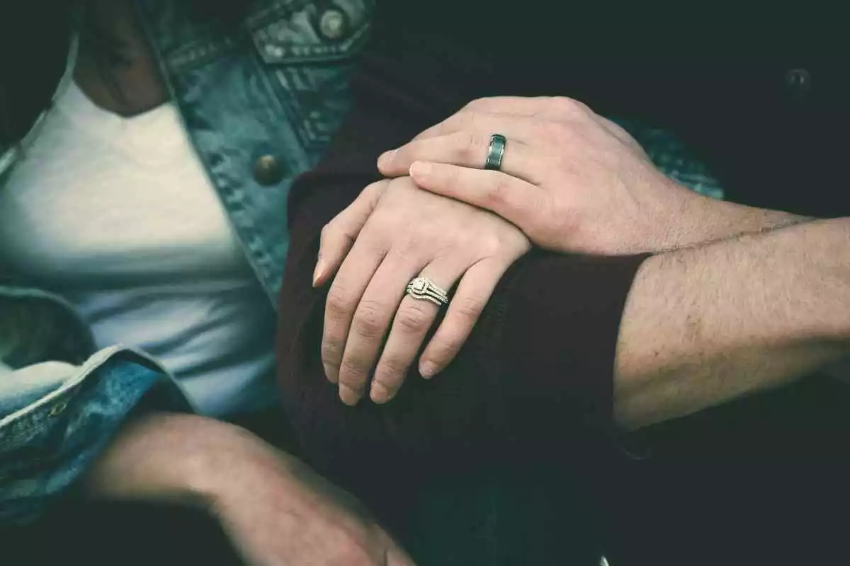 Imatge d'arxiu d'una parella amb els seus respectius anells