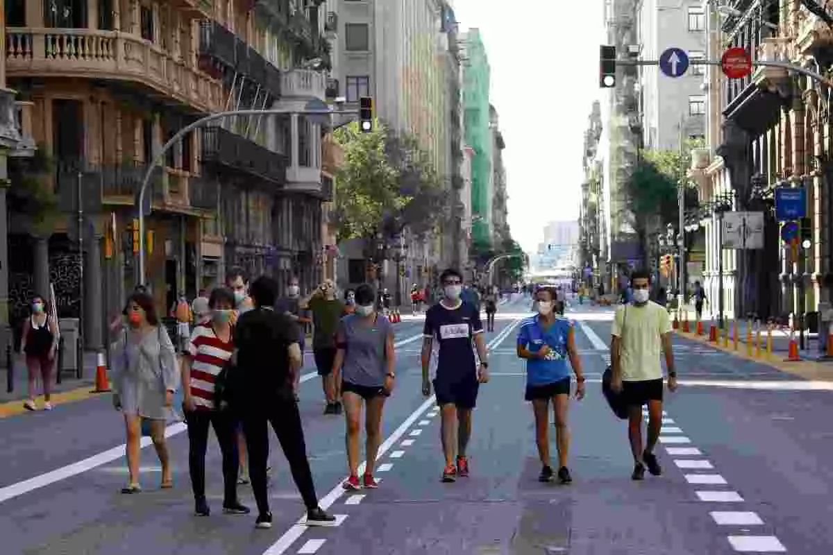 Imatge d'un grup de persones practicant esport a la Via Laietana de Barcelona