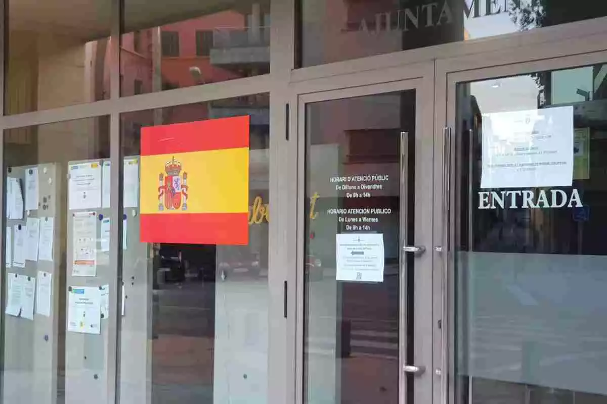 Imatge de l'adhesiu de la bandera espanyola que han col·locat a la porta de l'Ajuntament de Tremp