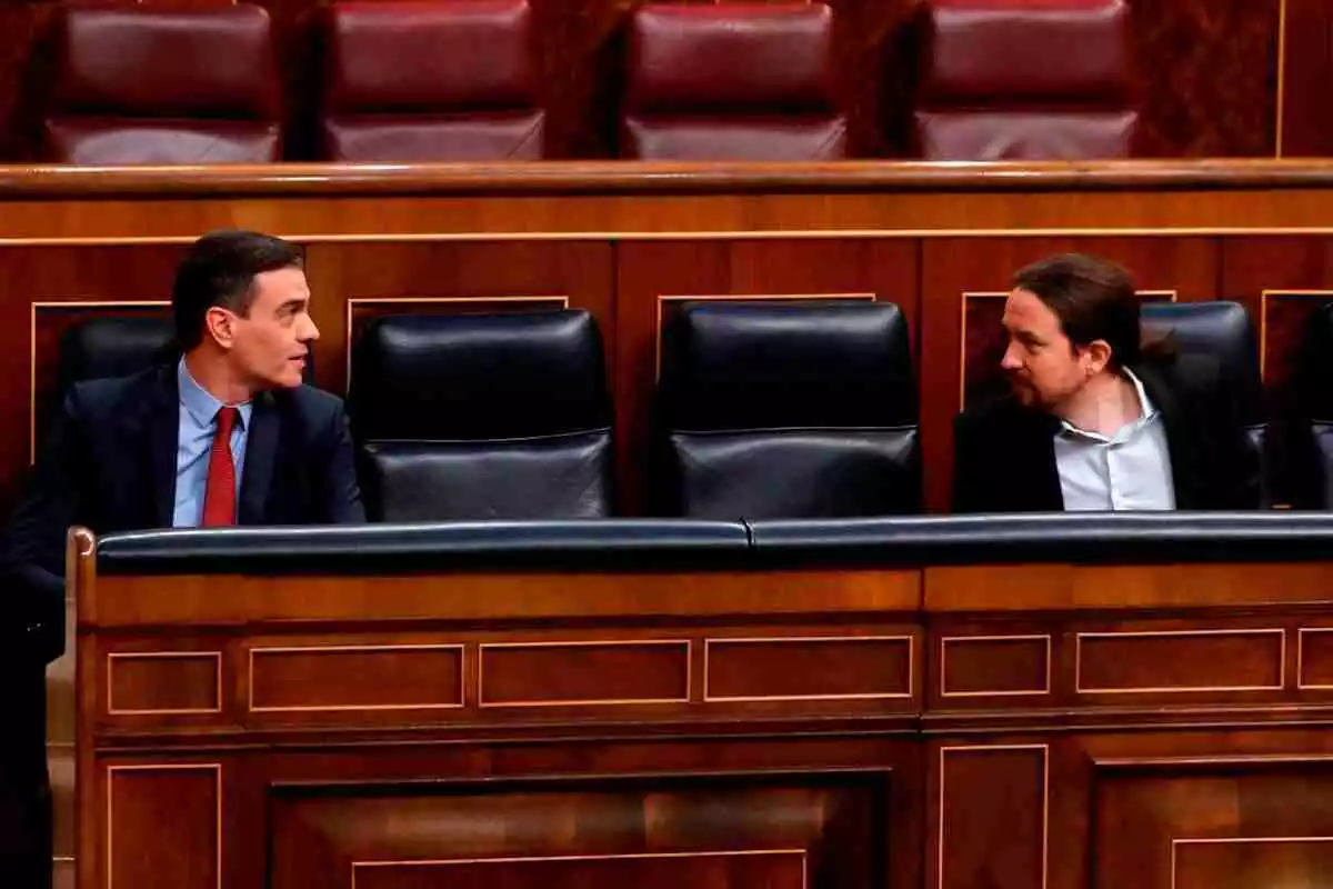 Pedro Sánchez i Pablo Iglesias es miren assegut als Congrés dels Diputats