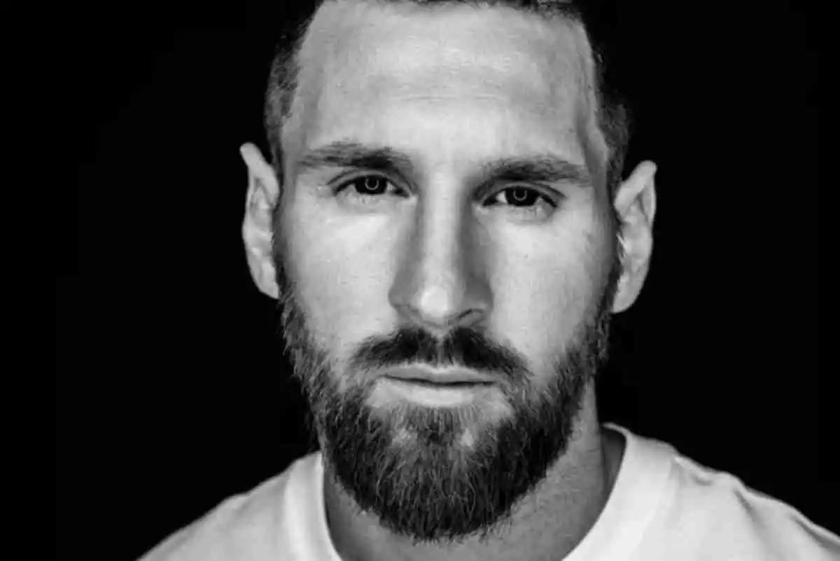 Leo Messi en una imatge en blanc i negre mirant fixament a càmera