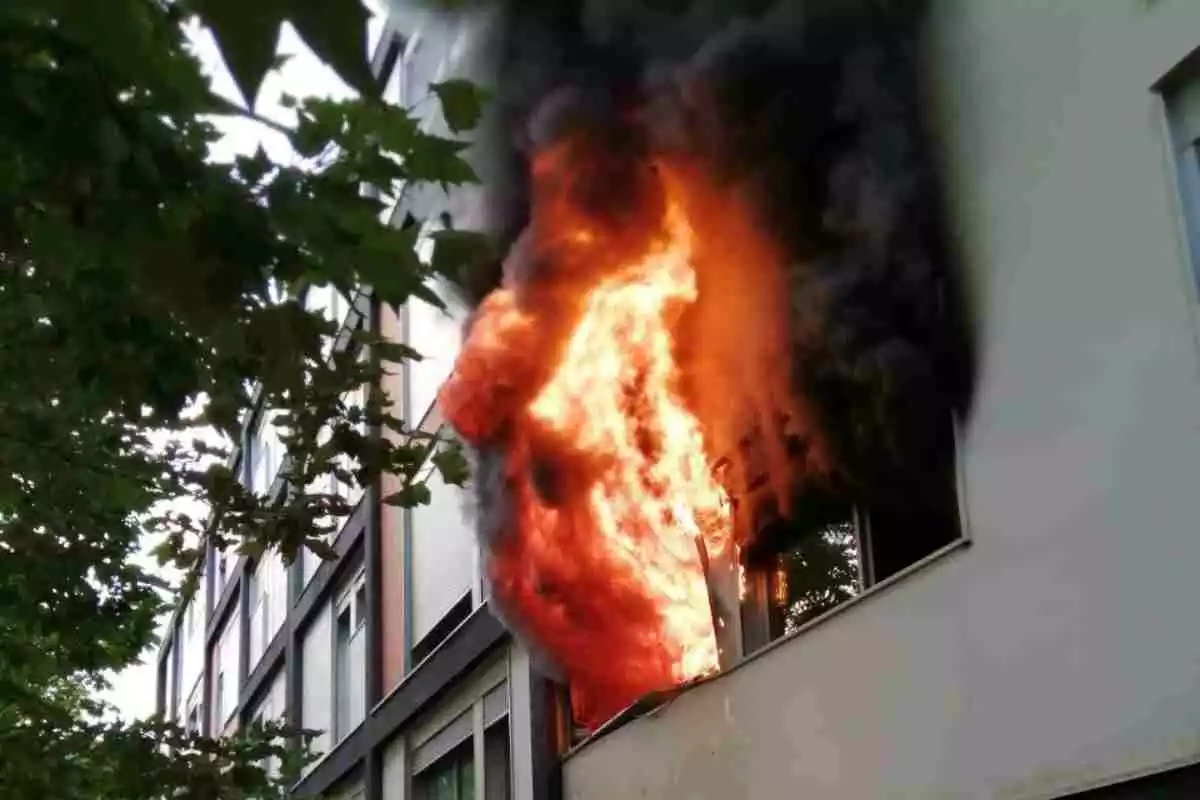Imatge de les flames de l'incendi sortint per una finestra