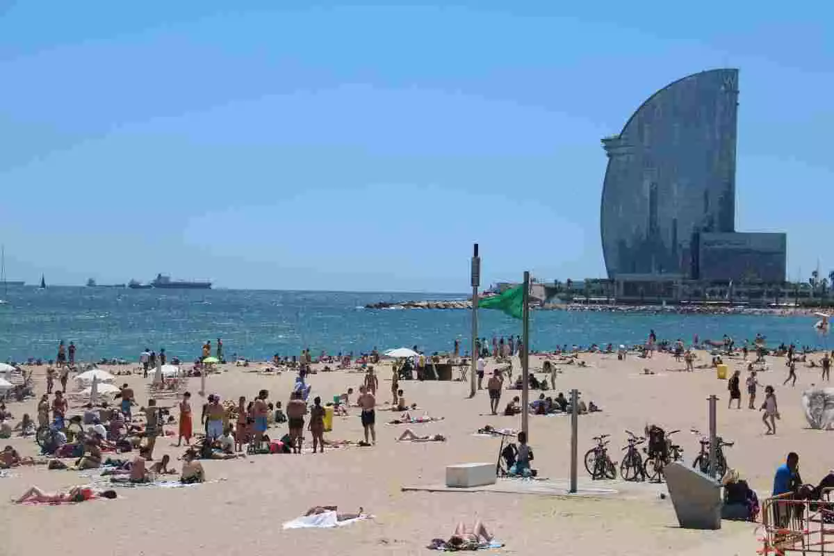 Imatge general de la platja de la Barceloneta amb l'hotel Vela al fons