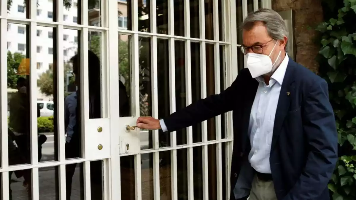 Artur Mas a la porta d'entrada del domicili de Jordi Pujol al carrer General Mitre de Barcelona