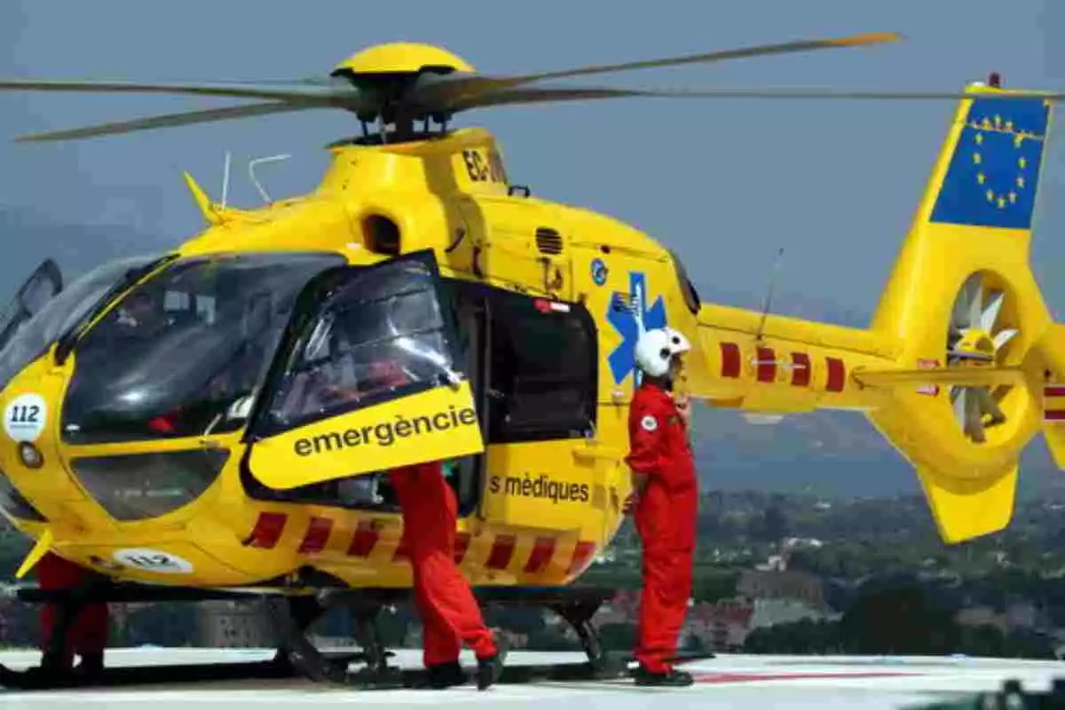 Un helicòpter del Sistema d'Emergències Mèdiques amb tres treballadors