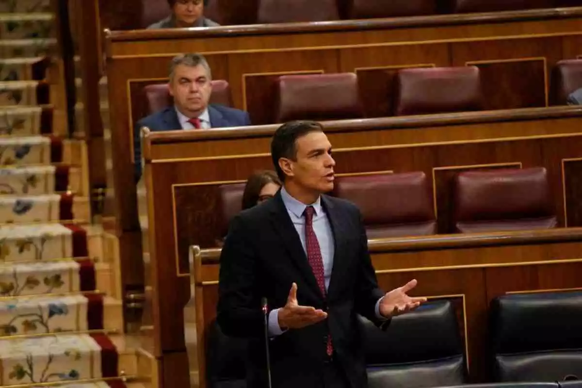 Pla mitjà del president espanyol, Pedro Sánchez, durant la sessió de control al Congrés dels Diputats