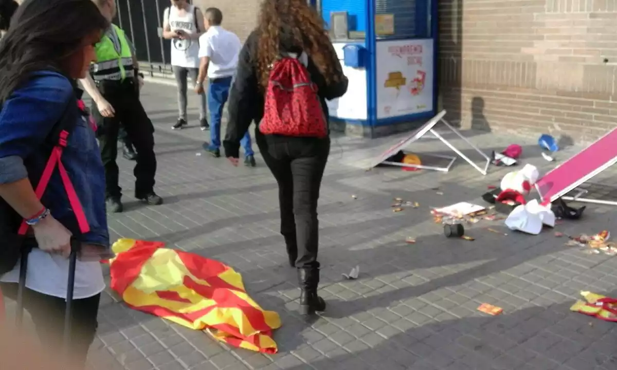 Imatge de l'agressió a dues noies de 'Barcelona con la Selección' el juny de 2016 a Barcelona.