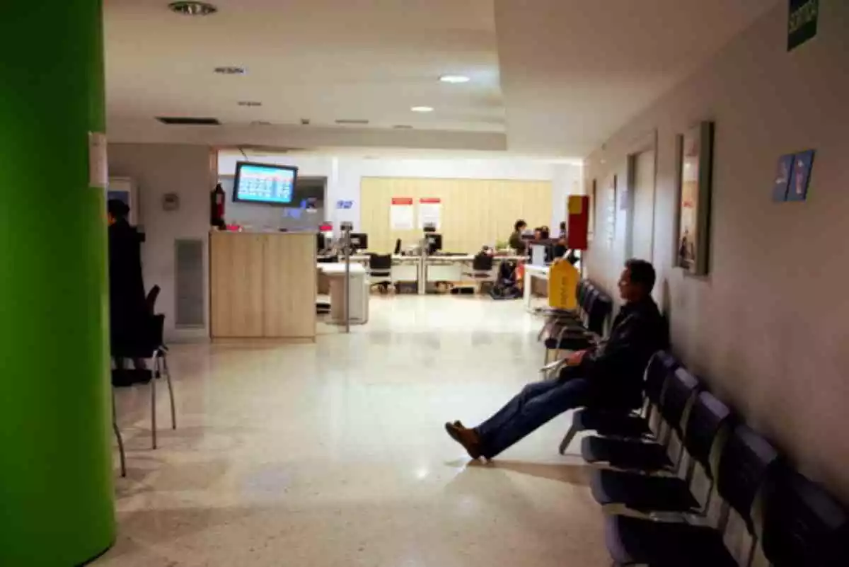 Un usuari del Servei Públic d'Ocupació de Catalunya espera el seu torn per sol·licitar informació sobre la seva situació, el 4 d'abril del 2016