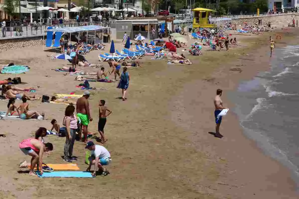 Pla general de la platja de Sant Sebastià de Sitges, en una imatge de l'estiu del 2019