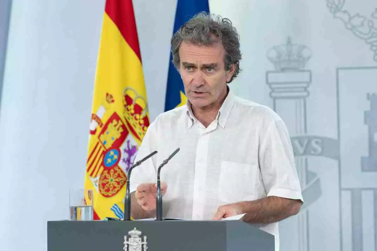 Fernando Simón, amb camisa blanca, durant una roda de premsa