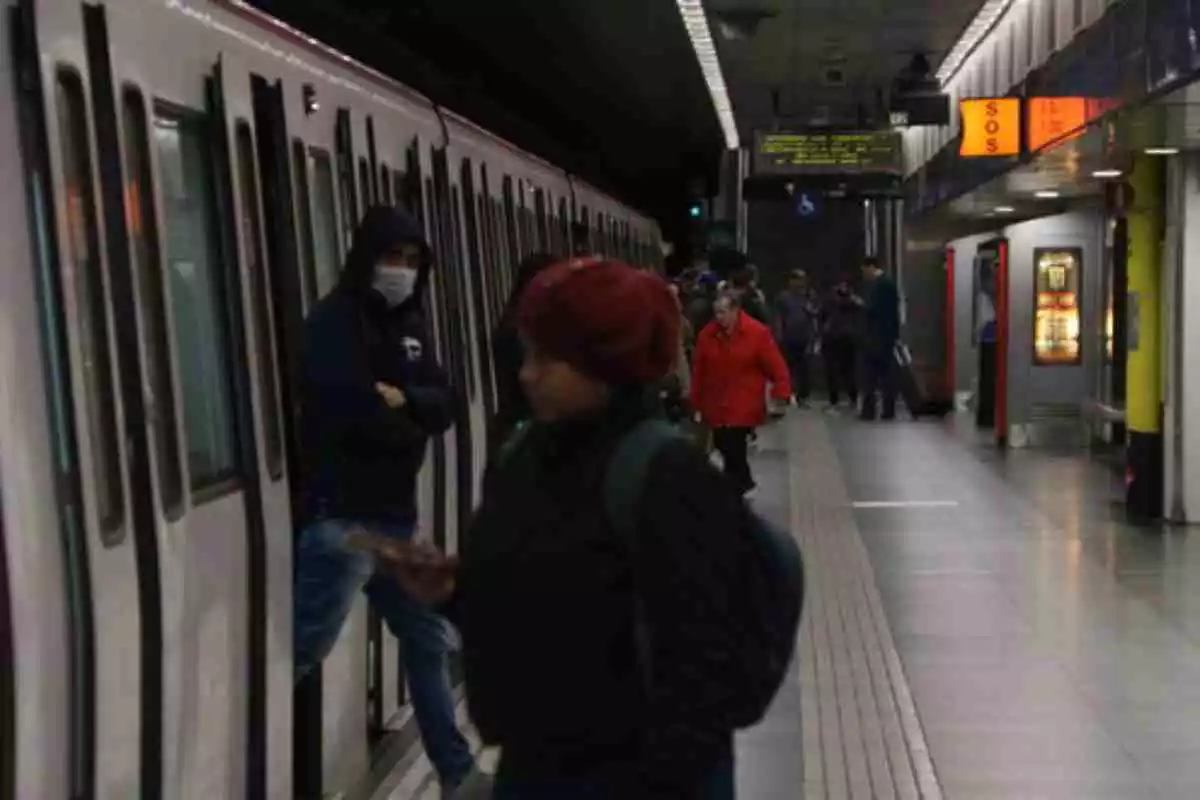 Diverses persones a l'andana del Metro de Barcelona en una imatge d'arxiu