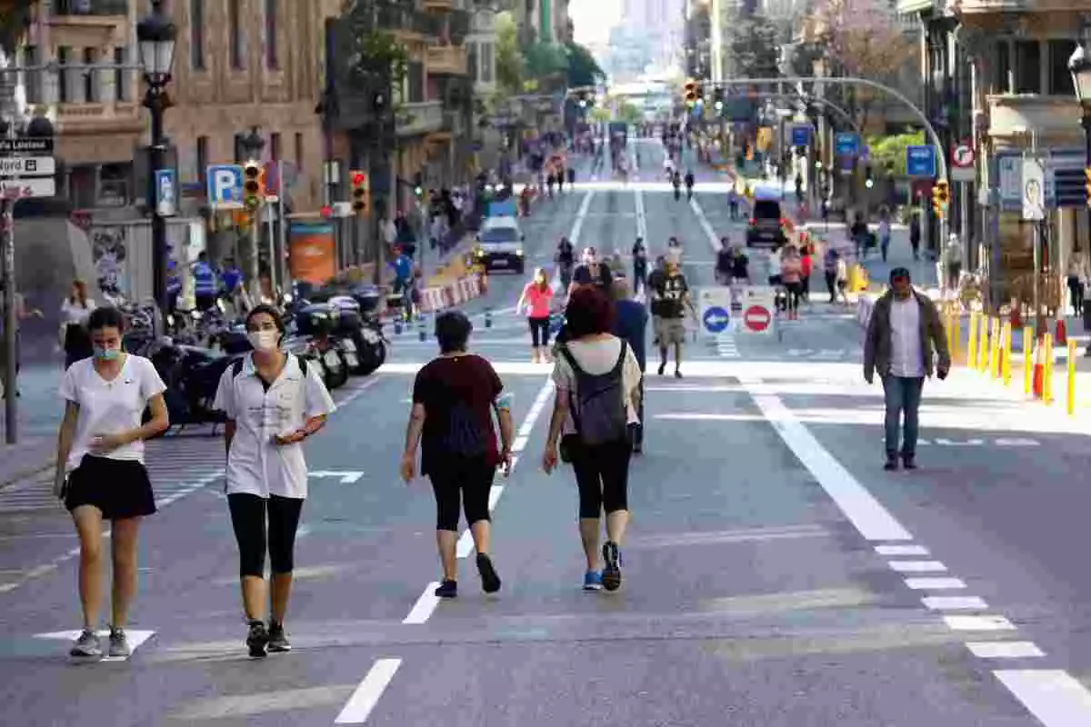 Pla general de la Via Laietana de Barcelona sense cotxes i amb persones fent un passeig, fent esport o passejant el gos. Imatge del 23 de maig de 2020