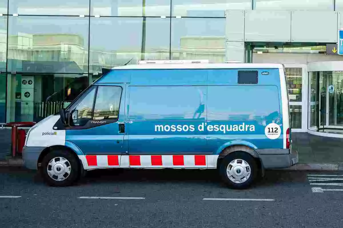 Pla general d'una furgoneta dels Mossos d'Esquadra