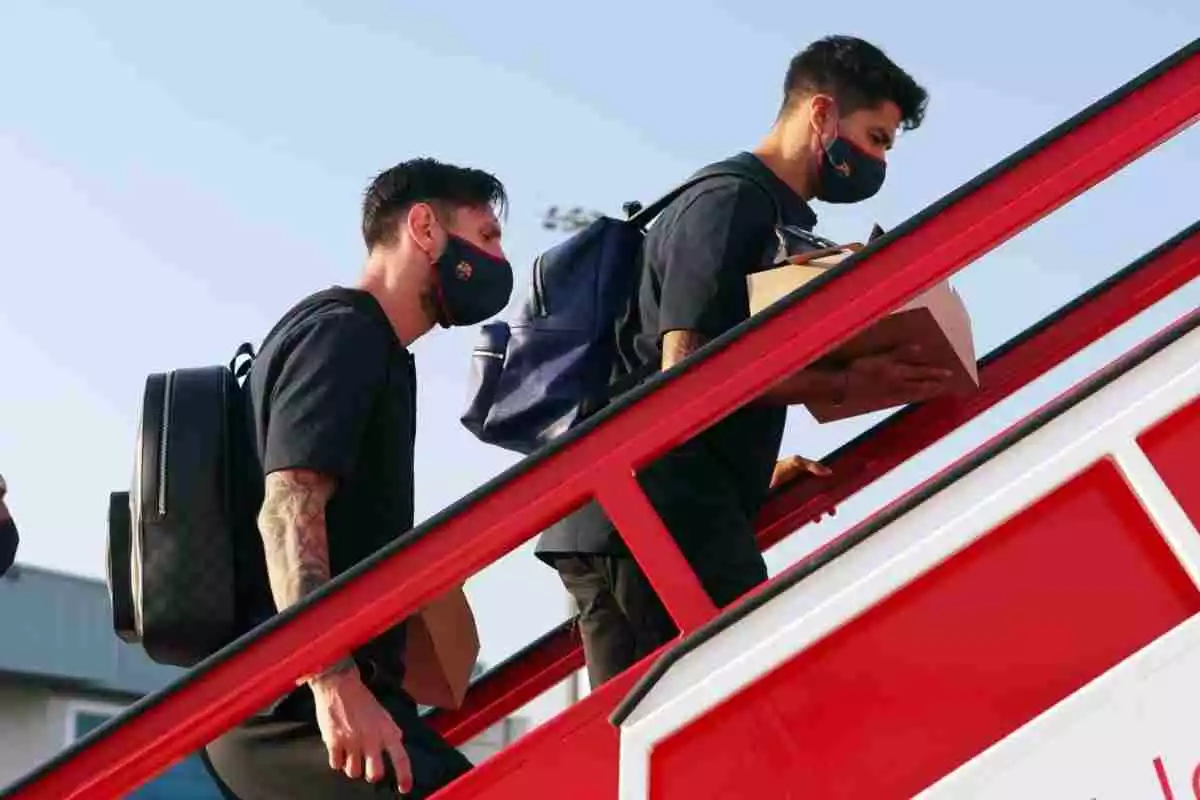 Leo Messi i Luis Suárez agafant un avió