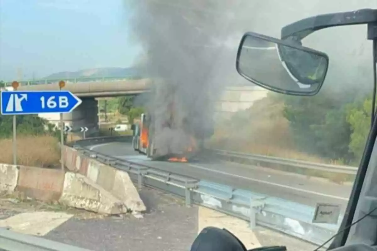 Imatge de l'incendi d'un autobús a la C-32, a Cornellà de Llobregat, el 20 de juliol del 2020