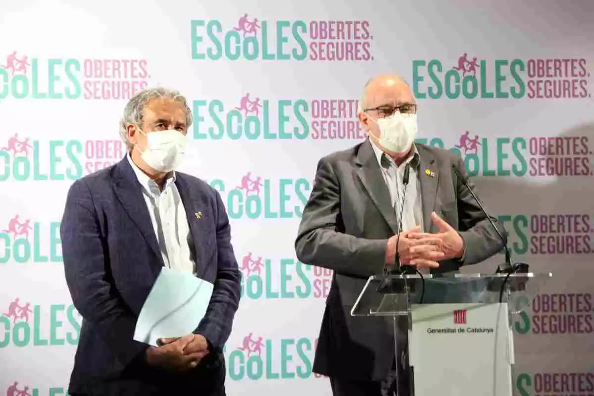 El conseller d'Educació, Josep Bargalló, i el director general de Professorat i Personal de Centres Públics, Ignasi Garcia Plata, en roda de premsa