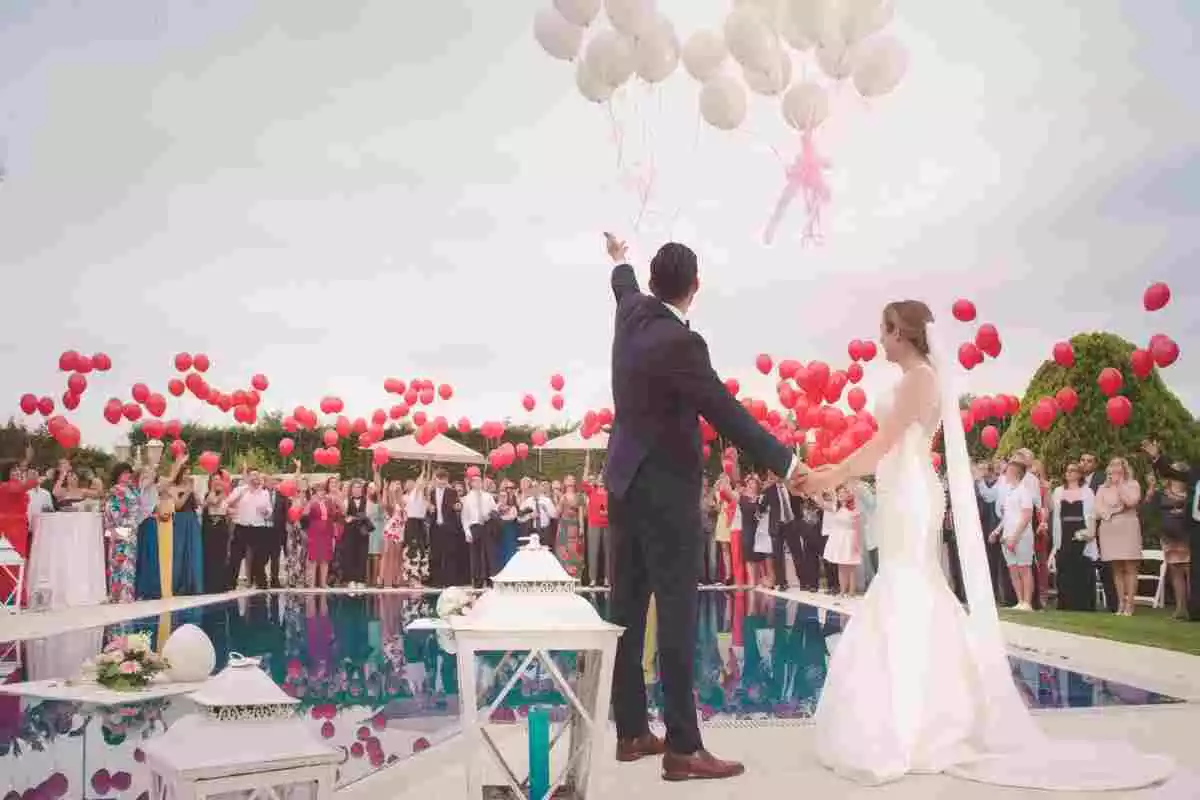 Imatge d'una boda amb gent llançant globus a l'aire