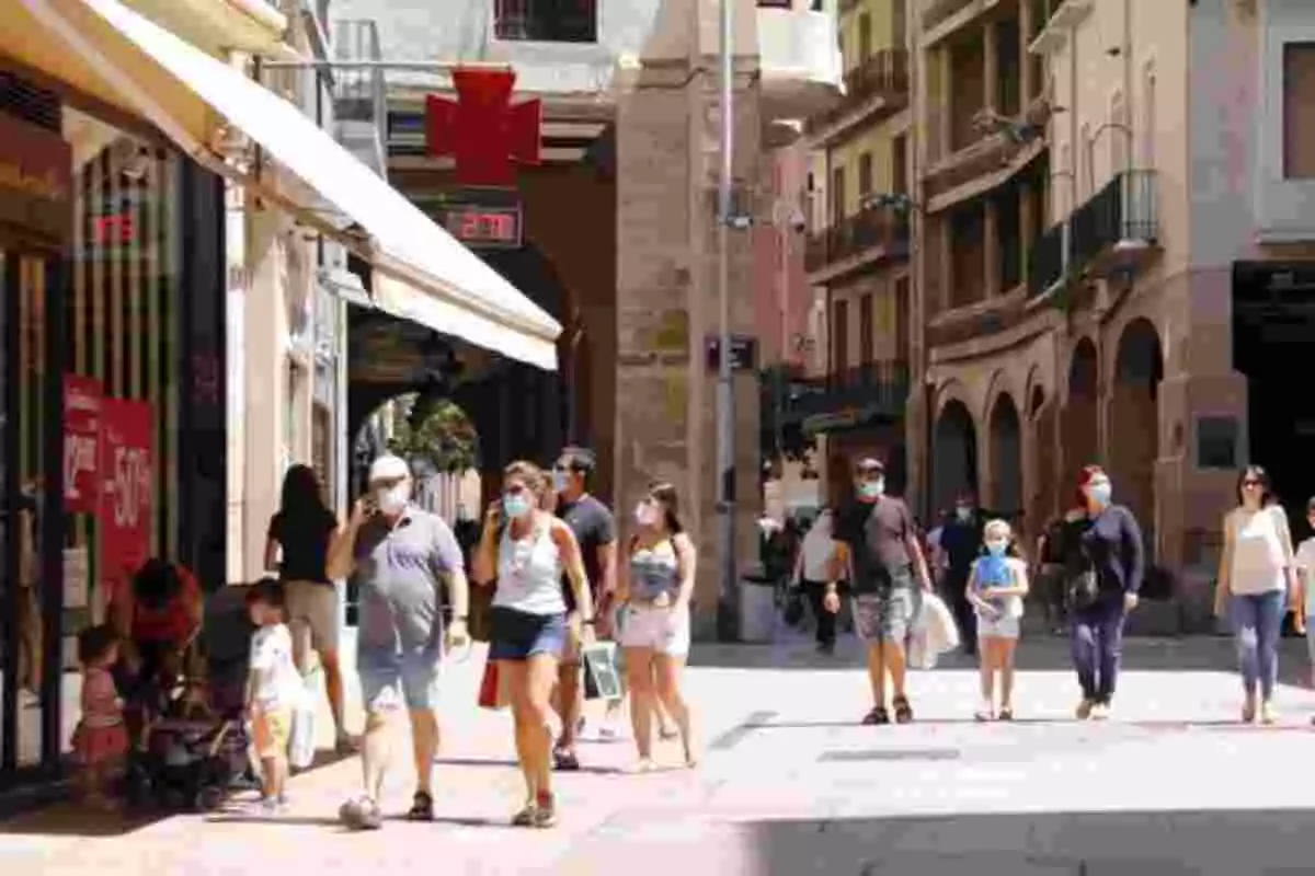 Diverses persones passejant amb mascareta per Lleida el 5 de juliol de 2020