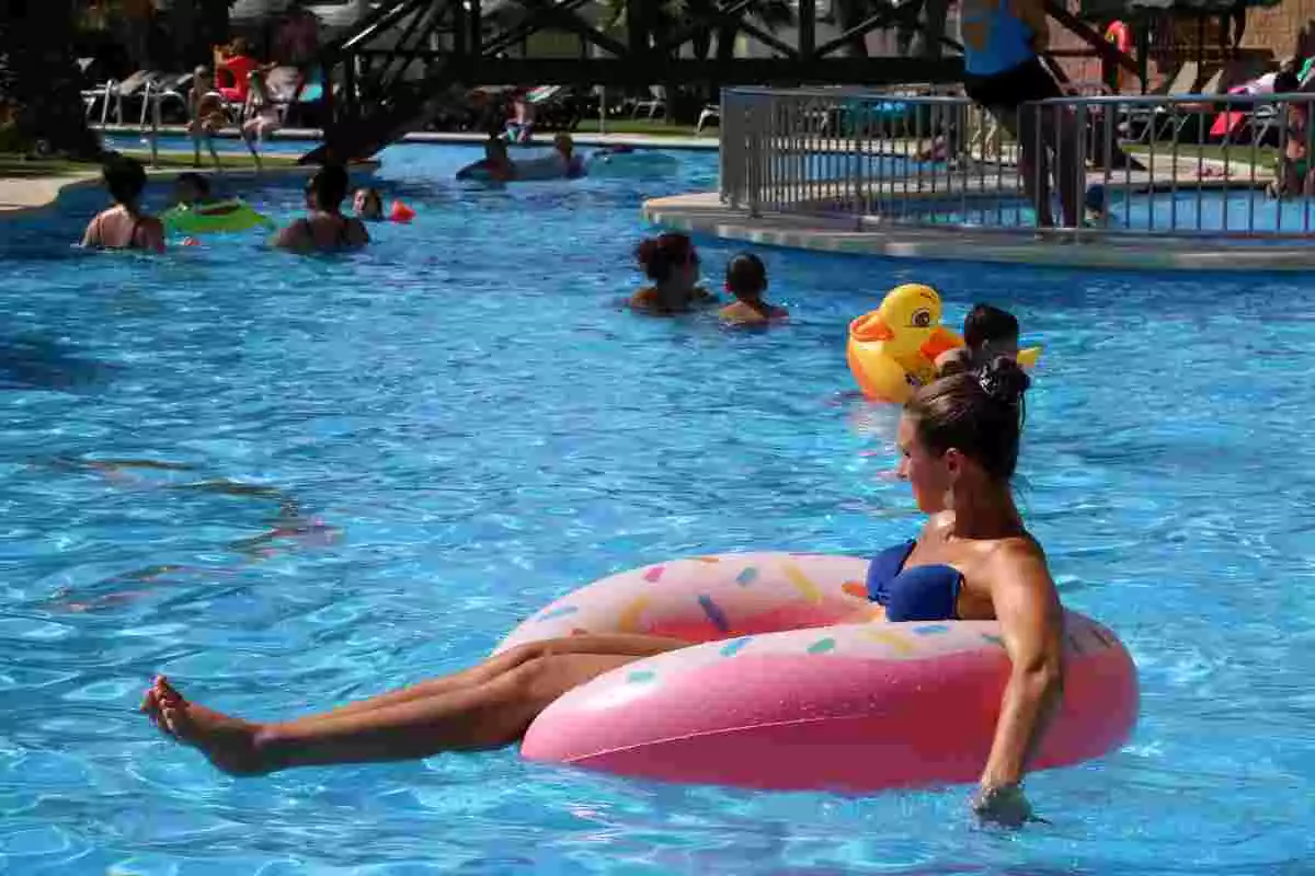 Una turista a la piscina de l'hotel Evenia Olympic de Lloret de Mar. Imatge del 29 de juliol del 2020