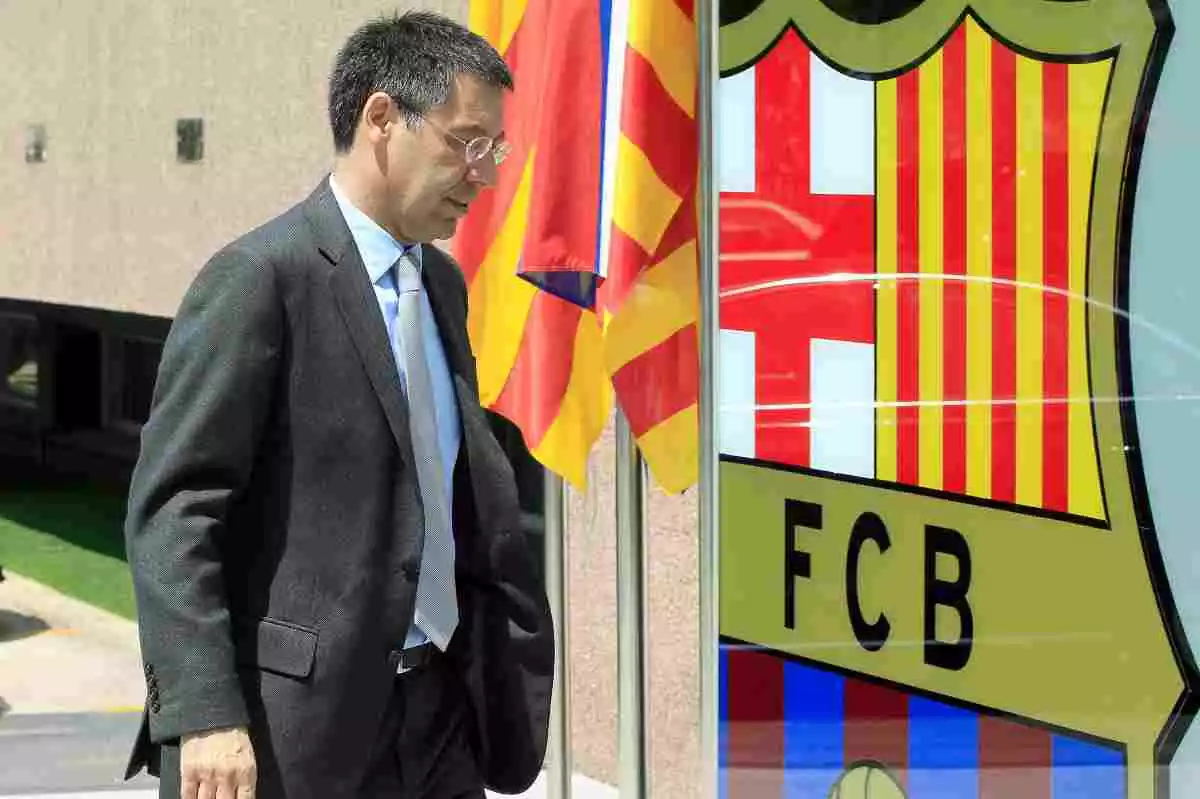 El president del FC Barcelona, Josep Maria Bartomeu, entrant a les oficines del club, amb l'escut en primer plà