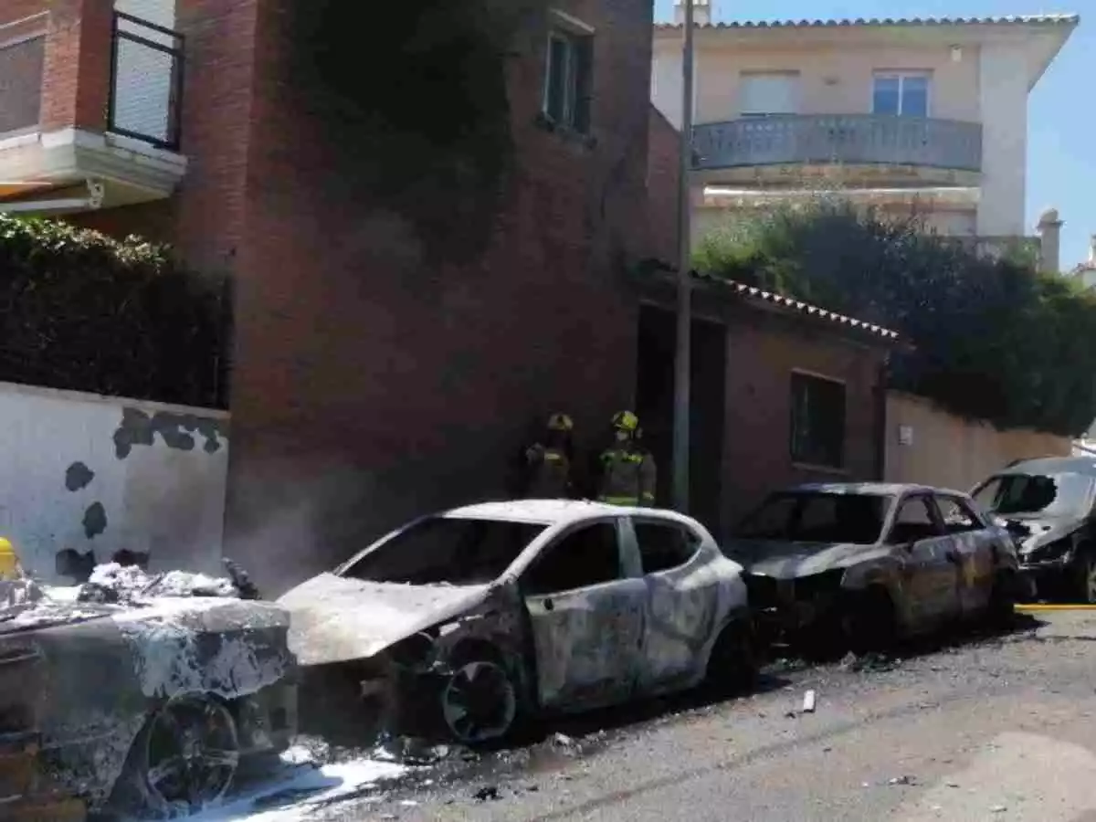 Diversos vehicles calcinats per un incendi a Sant Pere de Ribes