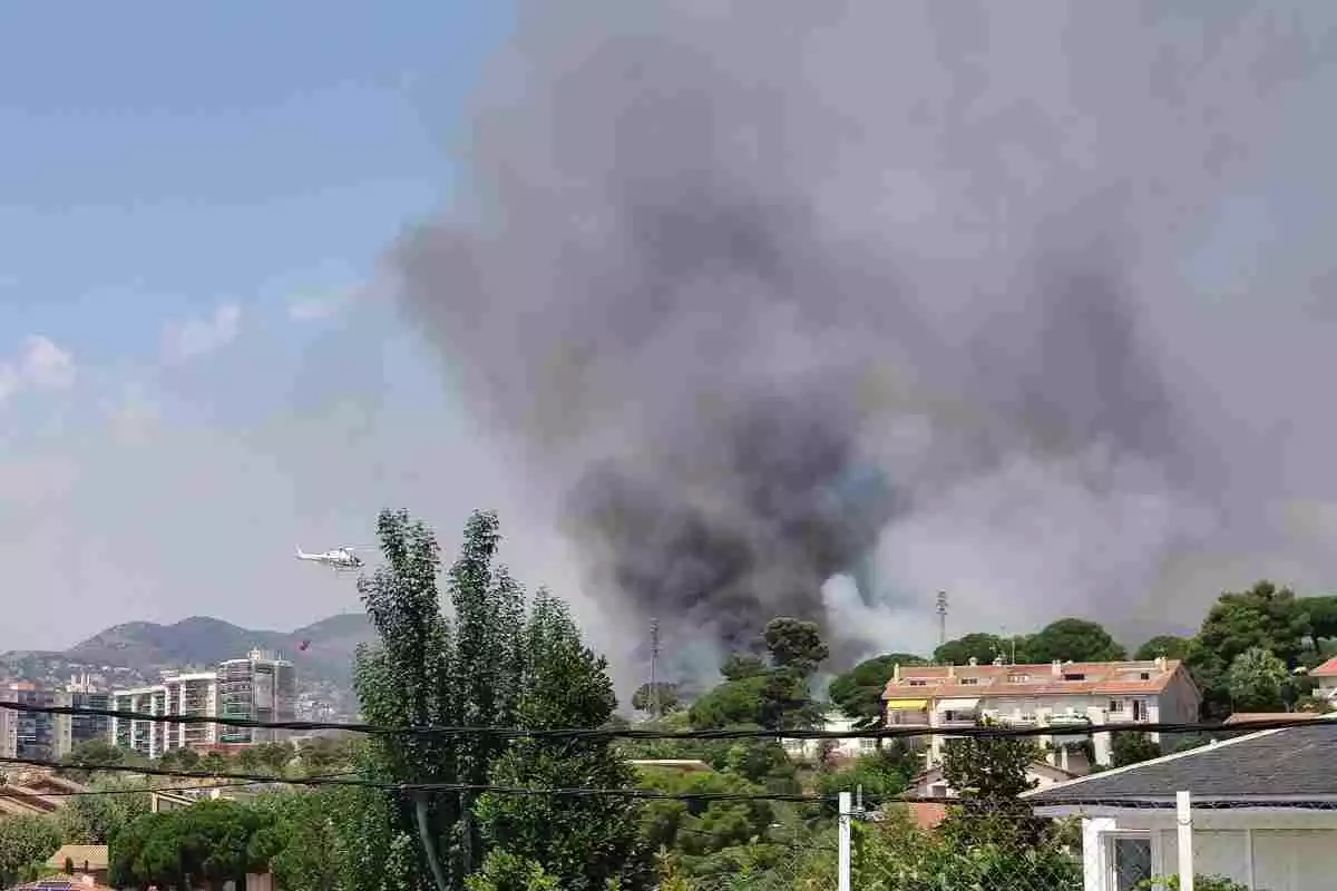 Imatge de la columan de fum provocada per l'incendi del Masnou