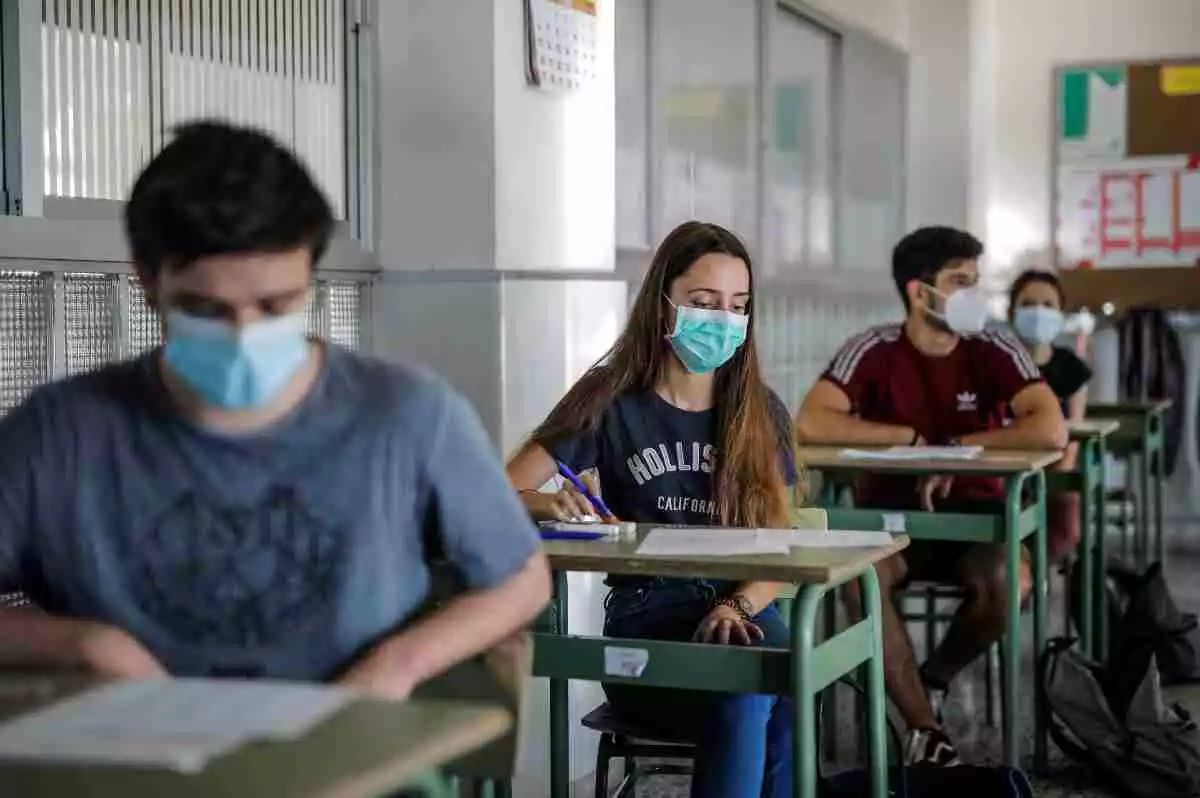 Estudiants de Batxillerat durant les proves d'accés a la Universitat (PAU) a València el 7 de juliol del 2020