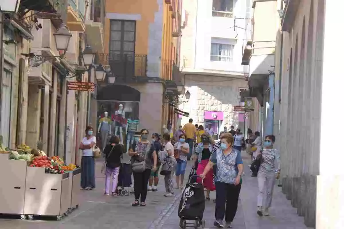 Pla general del carrer Besalú de Figueres amb gent passant aquest dissabte 18 de juliol de 2020