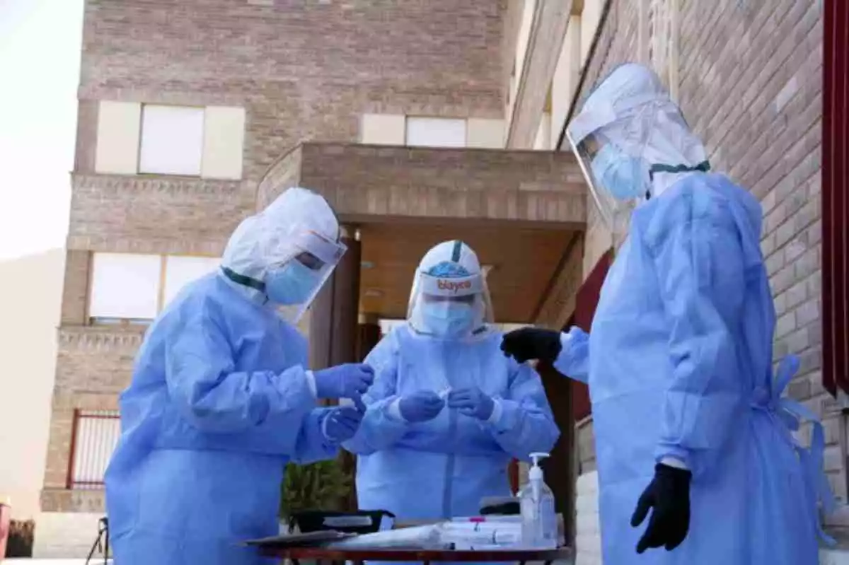 L'equip de mostres d'Atenció Primària de Lleida preparant-se per fer proves PCR en una residència d'Aitona. Imatge del 7 de juliol de 2020