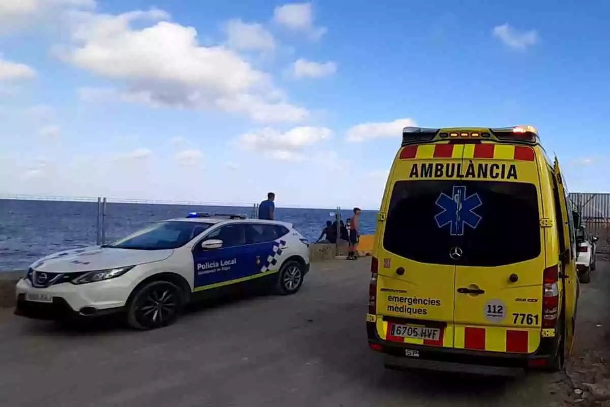 Una dotació de la Policia Local de Sitges i una ambulància del SEM