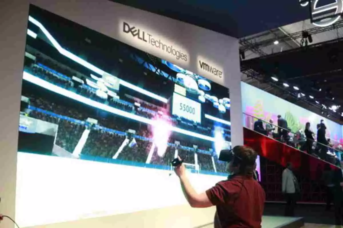 Una persona utilitzant unes ulleres de realitat virtual de Dell al Mobile World Congress, el 25 de febrer del 2019