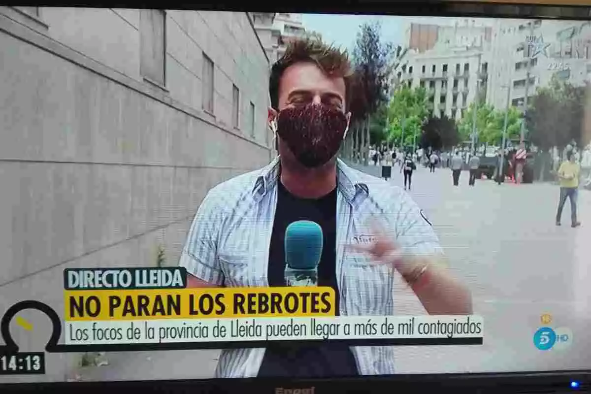 Captura del periodista de Telecinco, Miquel Valls, informant des del carrer Casanova de Barcelona, amb els rètols que indiquen 'Directo Lleida'