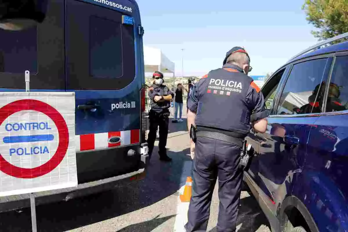 Un control de mossos pel confinament del Segrià en un accés a l'A-2
